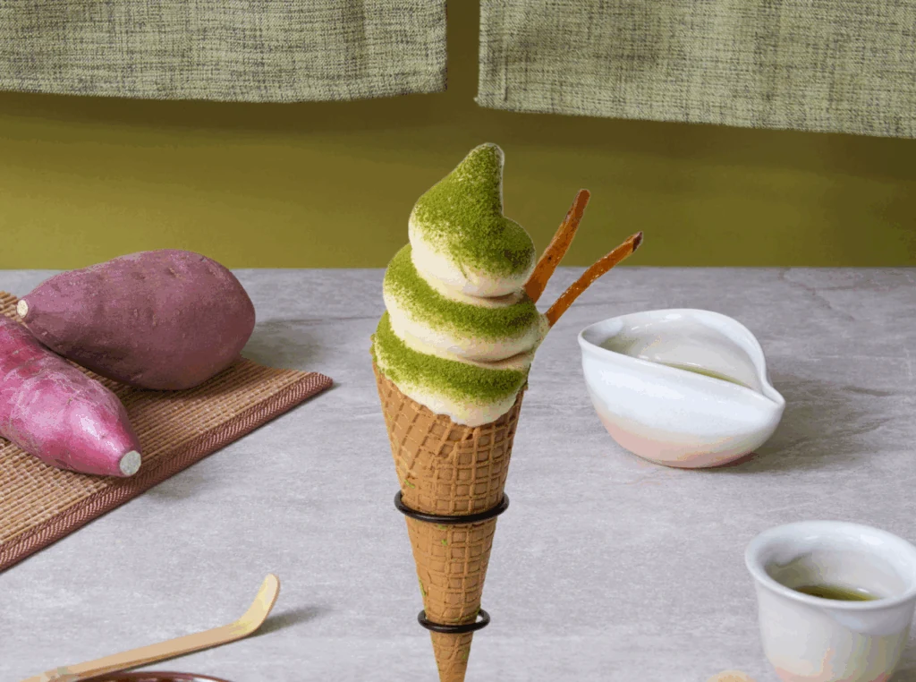らぽっぽファームのおいもソフトクリームに宇治抹茶粉をかけた商品写真