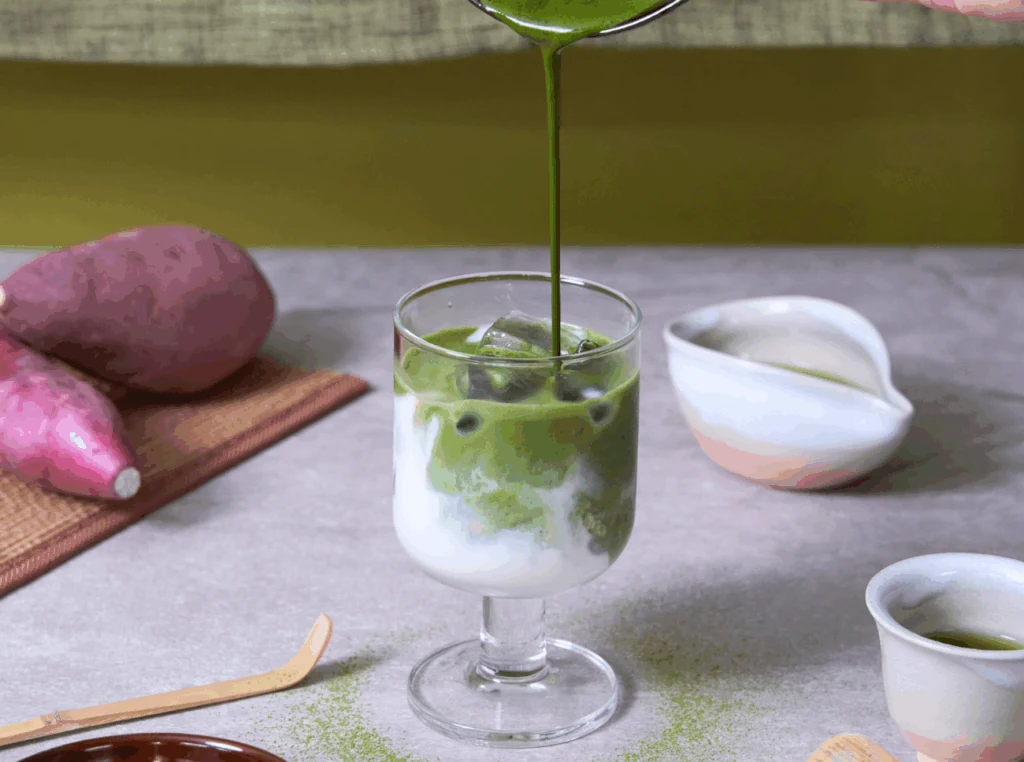 抹茶を注いで作るらぽっぽファームのおいも抹茶ラテの商品写真