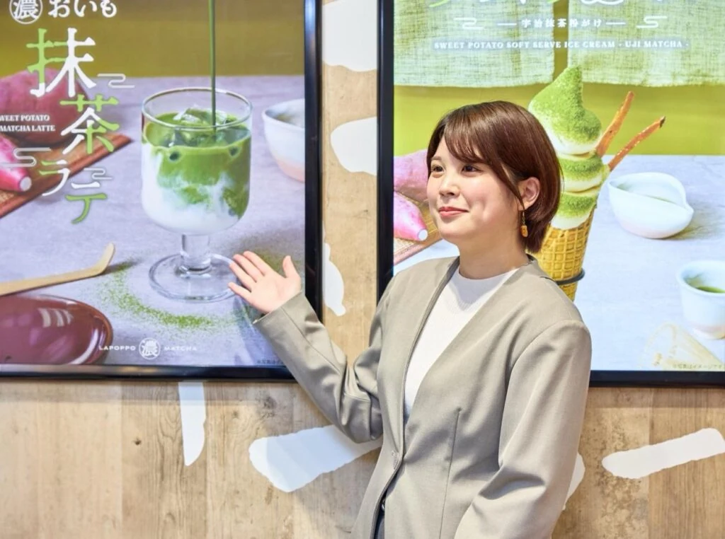 らぽっぽファームの新商品ポスターを店内で紹介する担当者