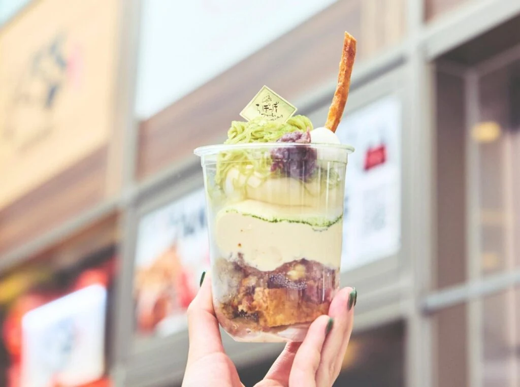らぽっぽファームのおいもと抹茶のパフェを店外で手に持つ写真