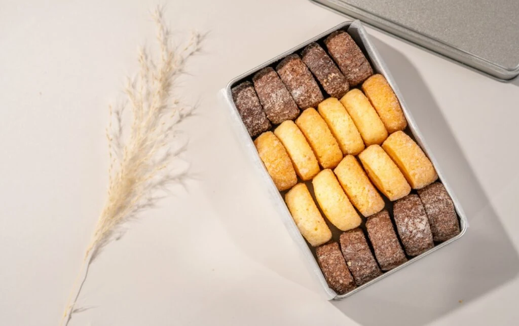 箱に整えて詰めた複数種類の焼き菓子を上から撮影した写真