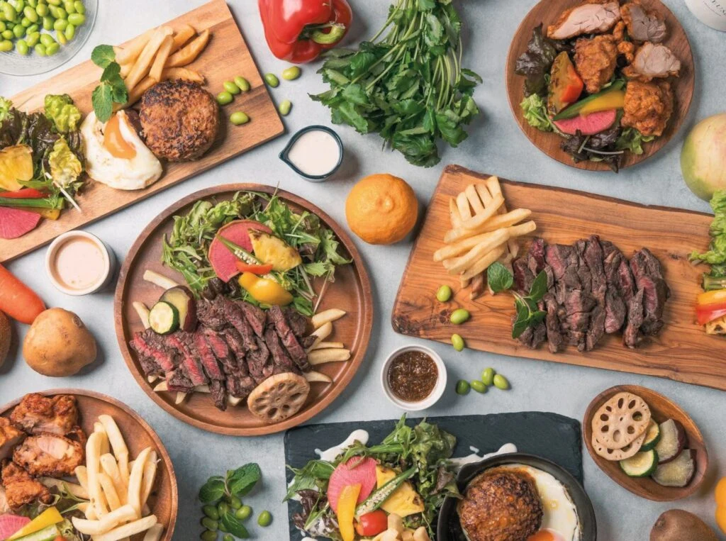 肉料理や野菜、パンを食器とともにスタイリングした食品撮影の公開作例