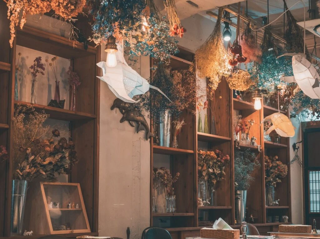 KASUMIのドライフラワーと照明がある店内の写真