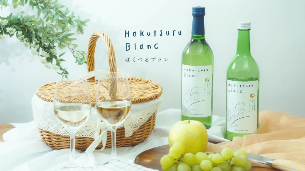 白鶴酒造Hakutsuru Blancのボトルと料理を明るい食卓に配置した制作実績写真